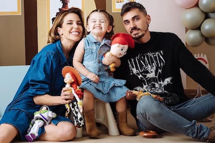 Virginia Gallardo con su hija Martina y su marido, Martín Rojas