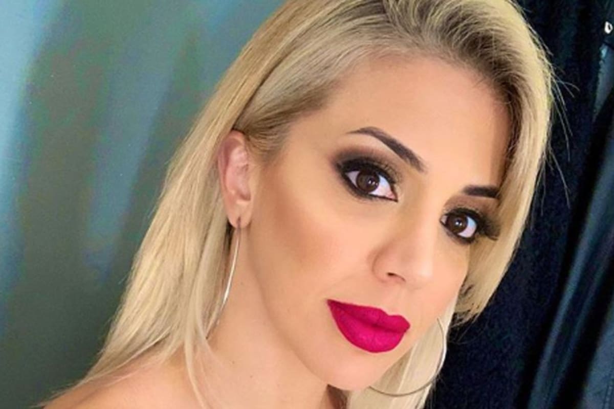 Virginia Gallardo se vio involucrada en un accidente de tránsito mientras viajaba en su moto