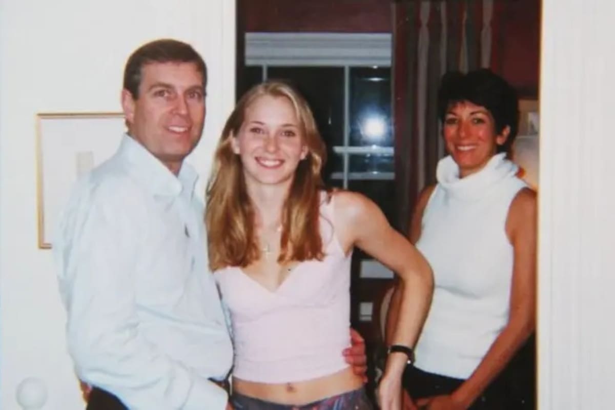 Virginia Giuffre alegó haber pedido a Jeffrey Epstein que le tomara esta foto con el príncipe Andrés.