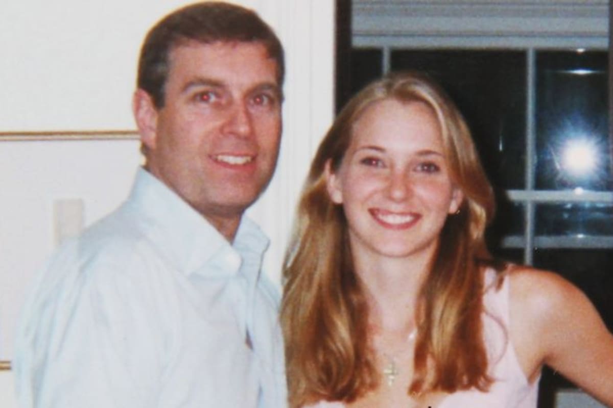 Virginia Giuffre, entonces llamada Roberts, fotografiada con el príncipe Andrés en Londres en 2001.