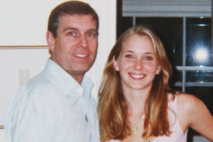 Virginia Giuffre fotografiada con el príncipe Andrés en Londres en 2001.