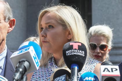 Virginia Giuffré, la mujer que reveló el affaire Epstein, en una rueda de prensa en 2019