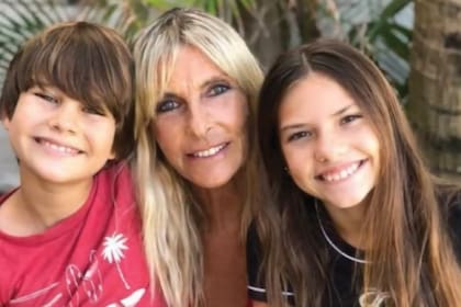 Virginia junto a sus primeros nietos, Kayla y Niko, que viven en Cancún hace dieciséis años.