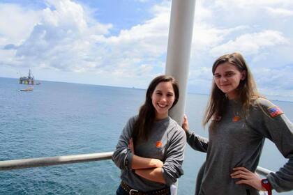 Virginia junto a una compañera que dejó de trabajar en la plataforma Olympus en agosto