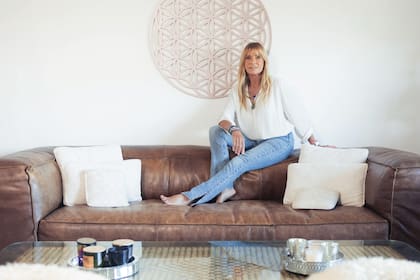 Virginia posa en el living de
su casa de Nordelta, donde
vive con su marido, Eduardo
“Coco” Fernández. “Después de
tanto tiempo juntos nos siguen
gustando las mismas cosas.
Viajamos, vamos al gimnasio
juntos o salimos a caminar de
noche”, cuenta