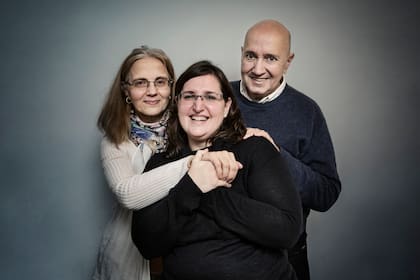 Virginia Rodríguez Alonso con su padre, Alejandro, y su tía, Cristina, quienes la ayudaron a formar la fundación