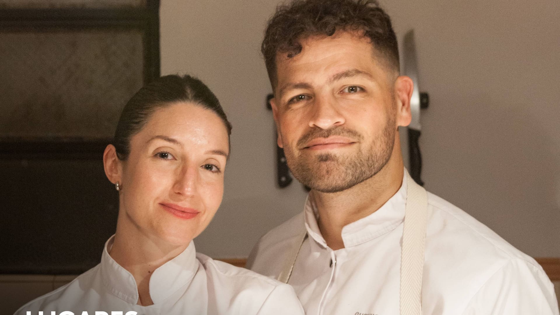 Virginia y Gustavo reciben y atienden comensales en Hambriento.