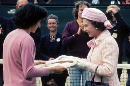 Virginia Wade, la última tenista británica en ganar Wimbledon en singles, recibió su premio en 1977 de manos de la Reina Elizabeth II