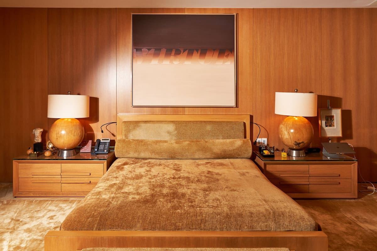 Virtud”, de Ed Ruscha, de 1973, cuelga sobre la cama de López en Los Ángeles.