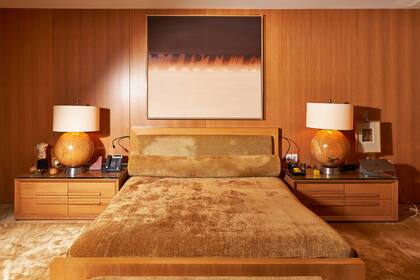 Virtud”, de Ed Ruscha, de 1973, cuelga sobre la cama de López en Los Ángeles.