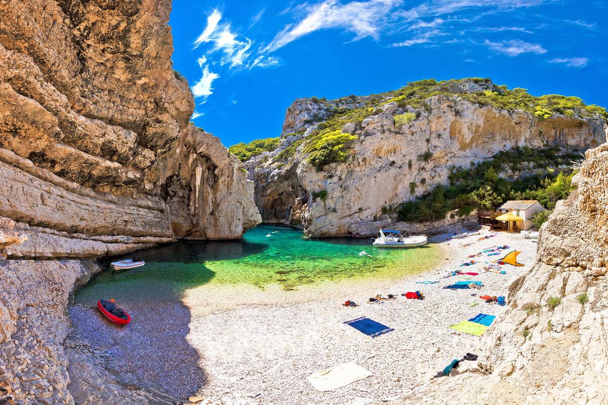 Vis, con playas como Stiniva, no tiene nada que envidiarle a las islas griegas