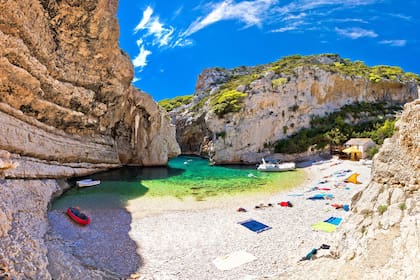 Vis, con playas como Stiniva, no tiene nada que envidiarle a las islas griegas