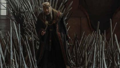 Viserys (Paddy Considine) se desintegra metafórica y literalmente en el Trono de Hierro