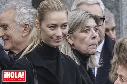 Visiblemente conmovida junto a su nuera, Beatrice Borromeo.