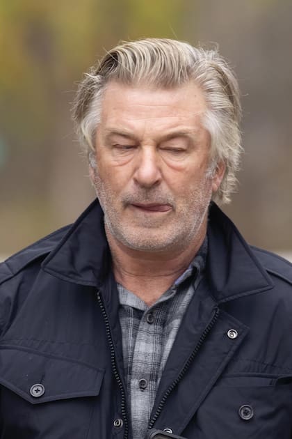 Visiblemente desmejorado, el actor reveló que sigue en contacto con el marido y el hijo de Halyna Hutchins, la directora de fotografía que murió el 22 de octubre, luego que él disparara accidentalmente municiones reales durante la filmación de su última película.