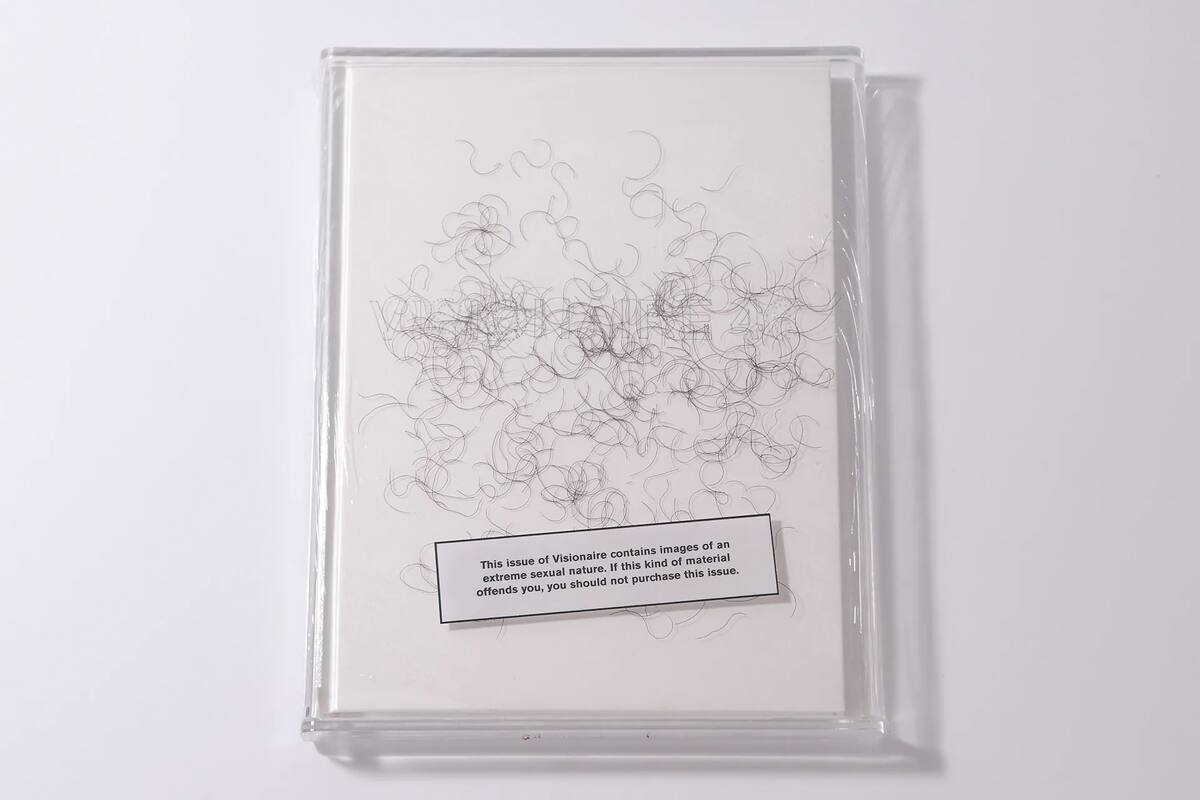 "Visionaire 46", de Mario Testino, un ejemplar raro y único: “Si encuentra este material ofensivo, no debe comprarlo”, avisan los editores en la portada