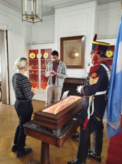 Visita de periodistas del diario Le Monde, de París contemplando la replica del sable del General San Martín