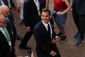 Visita ilustre: el suizo Roger Federer, ocho veces campeón en Wimbledon y ausente este año por primera vez desde 1998, llegó al All England para la ceremonia por el centenario del court central