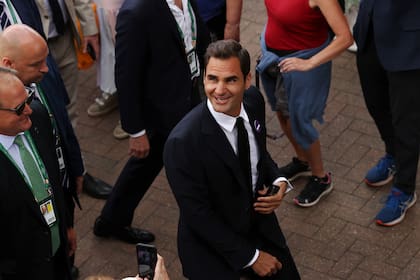 Visita ilustre: el suizo Roger Federer, ocho veces campeón en Wimbledon y ausente este año por primera vez desde 1998, llegó al All England para la ceremonia por el centenario del court central