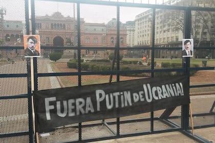 "¡Fuera Putin de Ucrania!", rezan los carteles que un grupo de ucranianos llevó a Plaza de Mayo