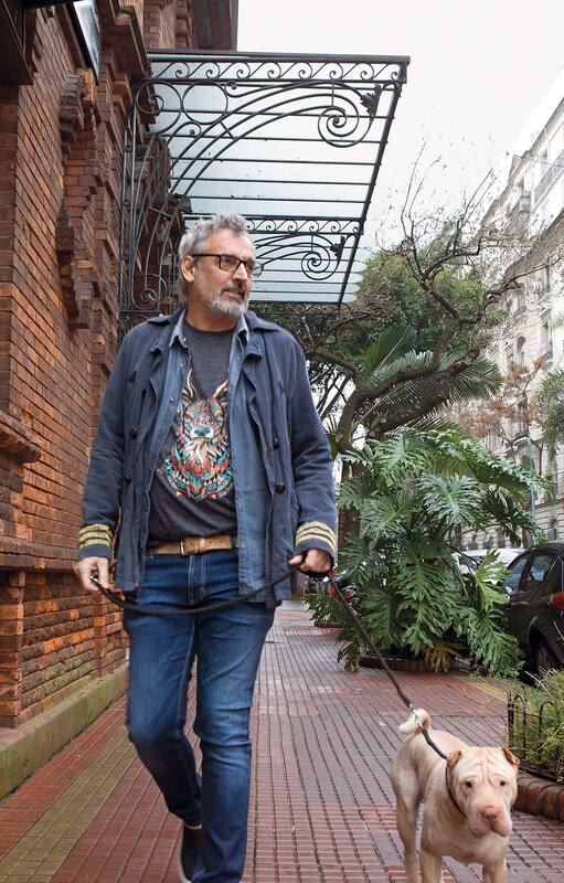 Visitamos a Benito Fernandez: recorremos su casa, su taller y vivimos con él su barrio.