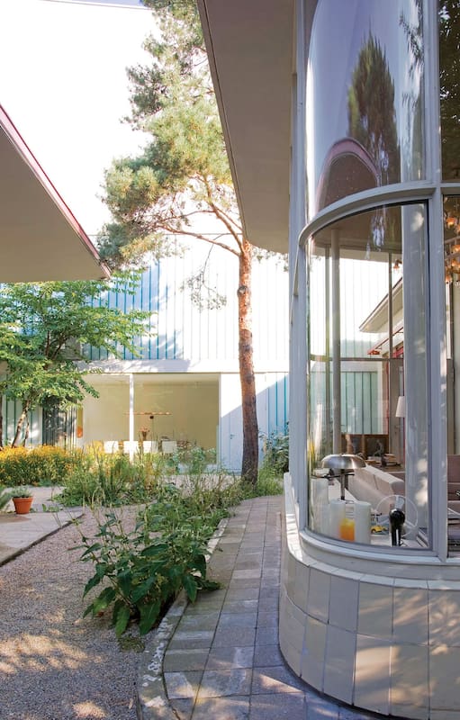 Visitamos al galerista Juerg Judin en su casa: una estación de servicio de los años 50 que le tomó años restaurar, y cuyos muros ocultan un vergel en medio del más compacto cemento.