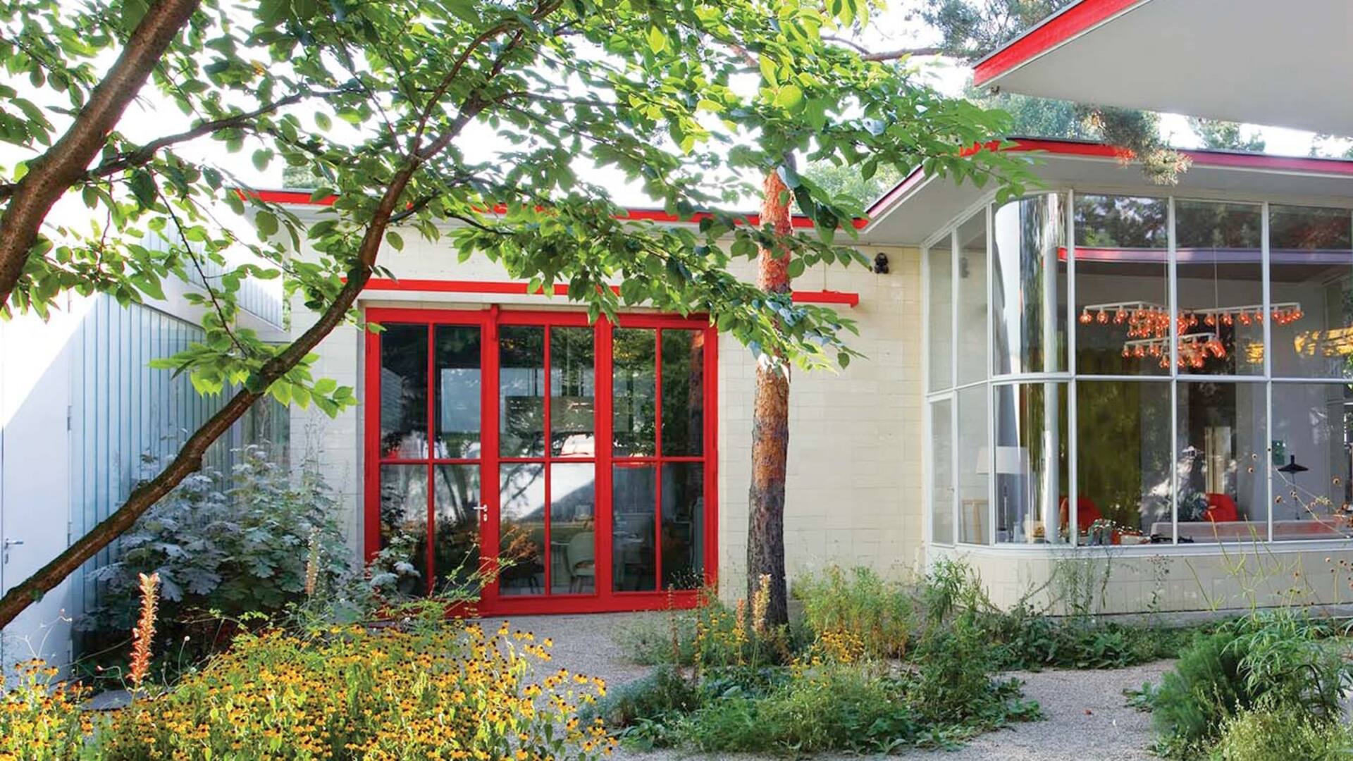 Visitamos al galerista Juerg Judin en su casa: una estación de servicio de los años 50 que le tomó años restaurar, y cuyos muros ocultan un vergel en medio del más compacto cemento.