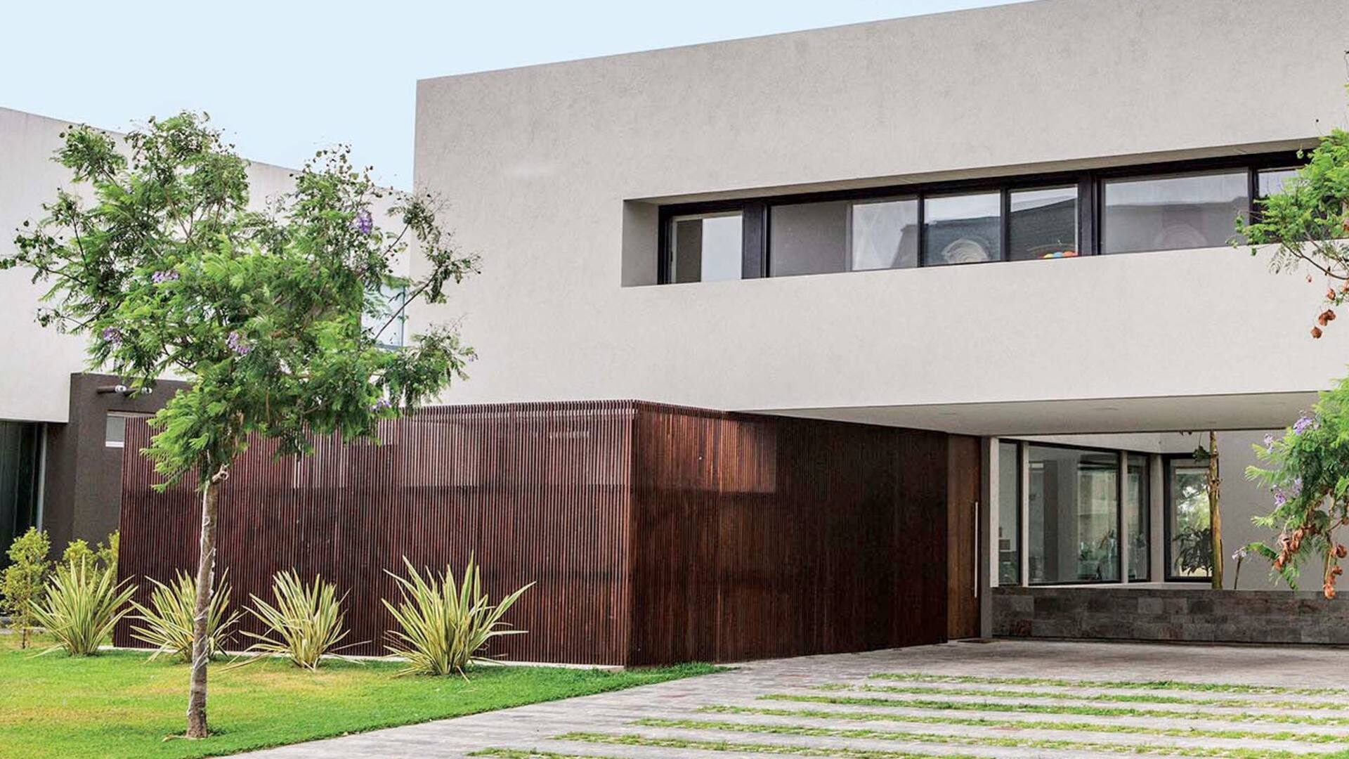 Visitamos una casa junto al agua que se construyó con una idea clara: darle la bienvenida a la mayor cantidad de amigos posible.