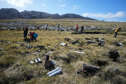 Visitantes argentinos observan cajas de municiones de la Guerra de las Malvinas (AP Foto/Ricardo Mazalan)