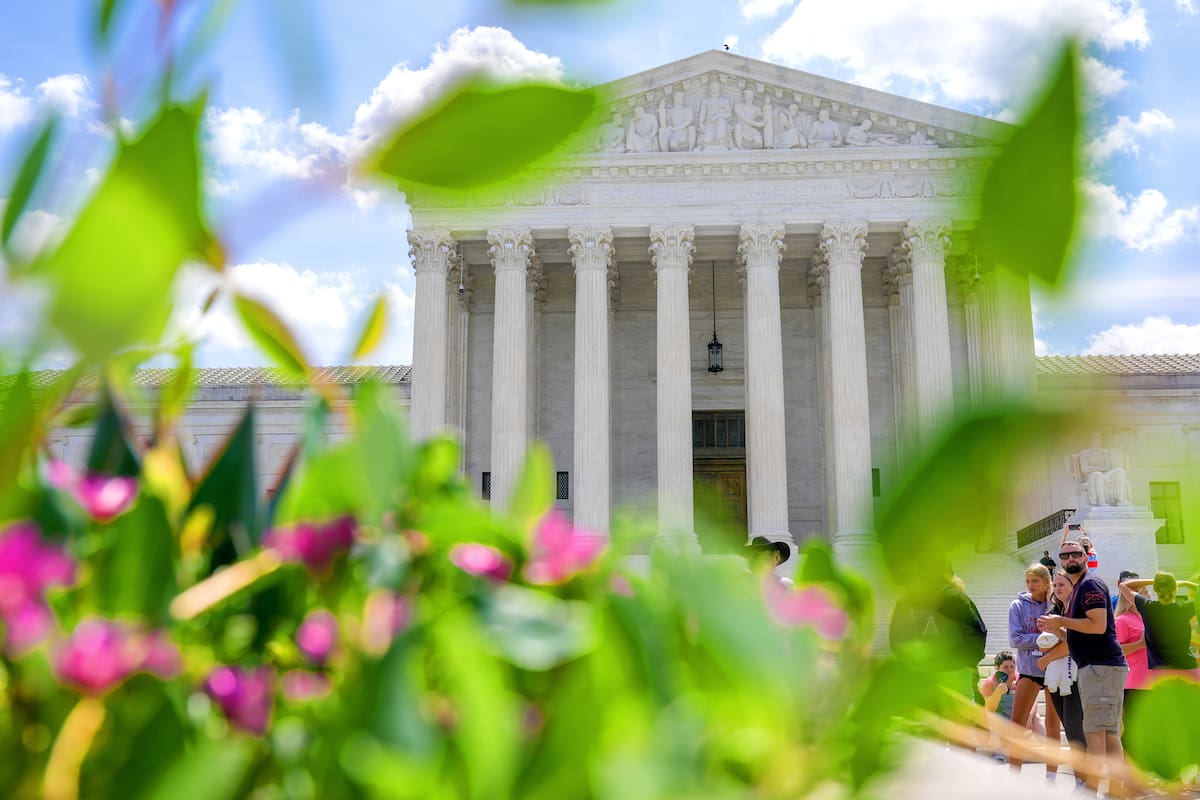 Visitantes caminan frente a la Corte Suprema, el viernes 24 de julio de 2026, en Washington. (AP Fot