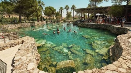 Visitantes de todo el Imperio Romano llegaban a la ciudad balneario para sumergirse en las aguas geotermales ricas en minerales