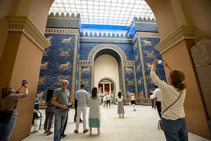 Visitantes del Museo de Pérgamo admiran la Puerta de Ishtar, de Babilonia, construida en el siglo VI a.C.