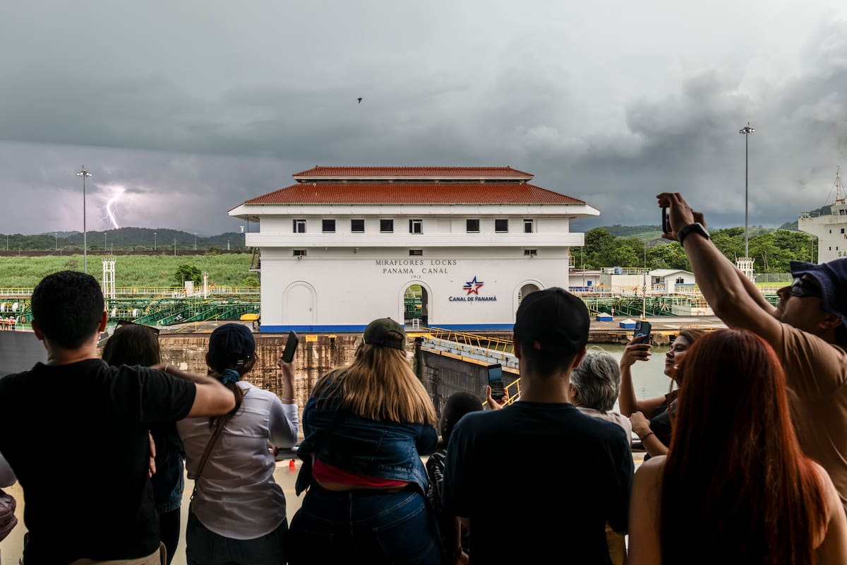 Visitantes en el canal de Panamá, corazón económico de Panamá