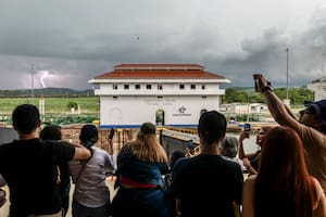 Visitantes en el canal de Panamá, corazón económico de Panamá