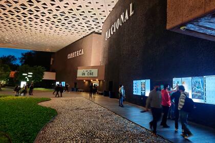 Visitantes en la Cineteca Nacional de México el 4 de agosto de 2021. La Cineteca ha expandido su programación con una sala virtual disponible via streaming. (Foto AP/Berenice Bautista)
