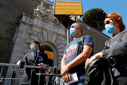 Con barbijo, nuevas distancias reglamentarias y demás condiciones de seguridad, unas 1600 personas visitaron hoy los Museos Vaticanos; habitualmente atrae 27 mil por día