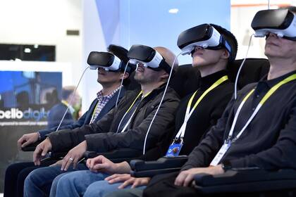Visitantes prueban los anteojos Samsung Gear VR en la feria CES