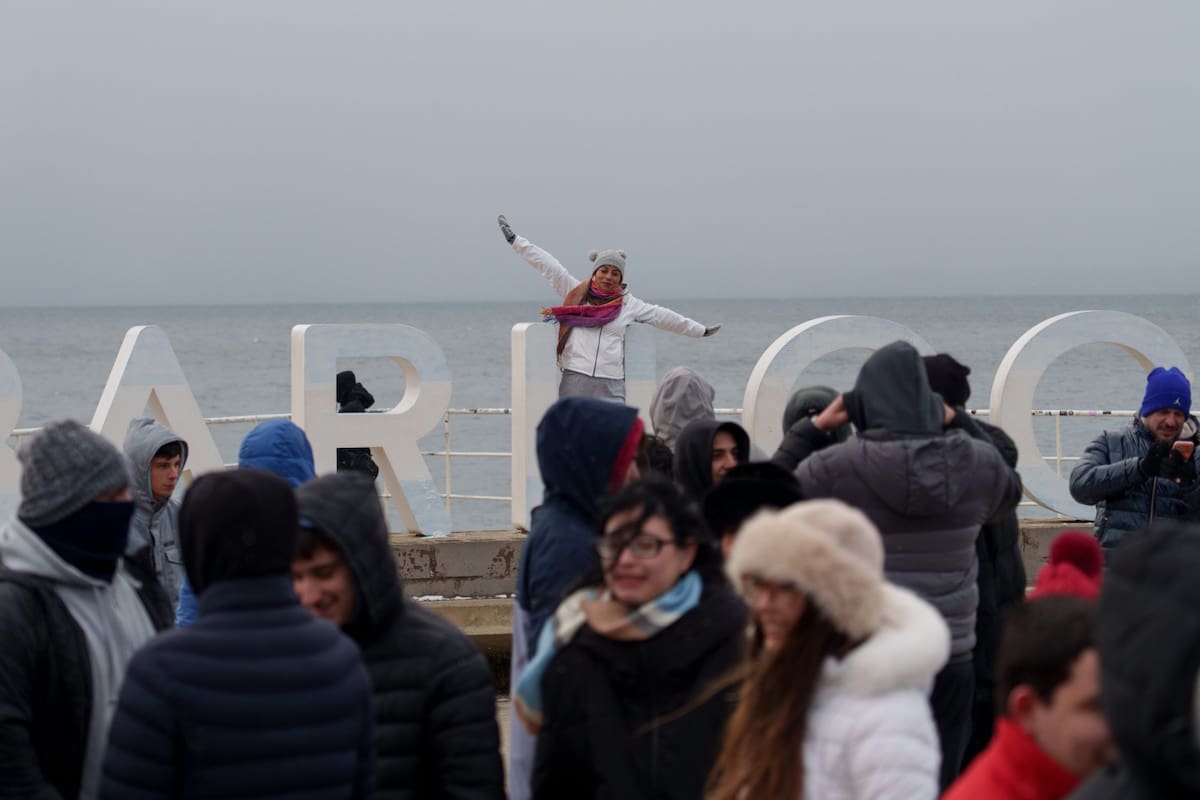 Visitantes recorren la costanera de Bariloche mientras la ciudad apuesta a extender la temporada con nieve, promociones y propuestas gastronómicas