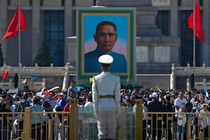 Visitantes reunidos junto a un retrato de Sun Yat-sen, ampliamente considerado como el fundador de la China moderna, en la Plaza Tiananmen durante los festejos del Día de Trabajo en Beijing