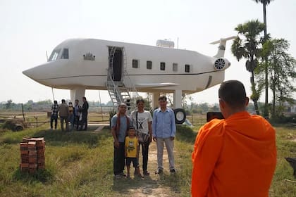 Visitantes tomando fotografías frente a la "casa del avión" (Foto:Reuters)