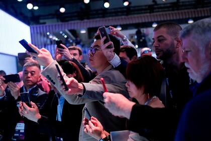 Visitantes tomando fotos de un nuevo teléfono anunciado en el MWC 2019. Sólo un cuarto de los asistentes son mujeres, según los organizadores