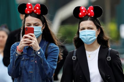 Visitantes usan barbijos en Disneyland París cuando el parque temático reabre sus puertas al público en Marne-la-Vallée, cerca de París, luego del brote de la enfermedad por coronavirus (COVID-19) en Francia, el 15 de julio de 2020.
