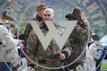 Visitantes vestidos con ropa de camuflaje militar en la entrada del "Centro Wagner PMC", vinculado al empresario y fundador del grupo militar privado Wagner, Yevgeny Prigozhin