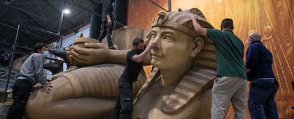 Visitar la fábrica del Teatro Colón es una salida para que los chicos conozcan como es la producción de nivel internacional junto con los ancestrales oficios del teatro