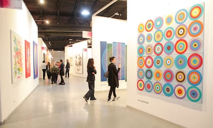 Visitas guiadas, charlas y conferencias, performances y obras a gran escala en una nueva edición de arteba