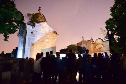 Visitas nocturnas en el cementerio de La Plata
