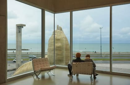 Vista a la playa y al lobo creado por Marta Minujín desde el interior del Museo MAR, en Mar del Plata