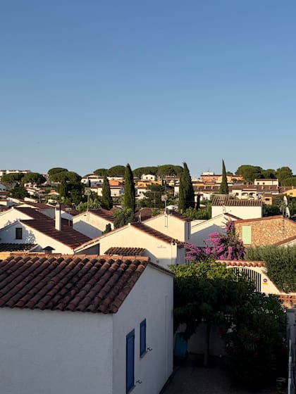 Vista a los techos de L'Escala, el pueblo costero donde se encuentra la pequeña casa de playa que vamos a visitar hoy.