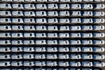 Vista aérea de autos nuevos descargados del buque BYD Changzhou en el puerto de Zárate, en el río Paraná, provincia de Buenos Aires, Argentina