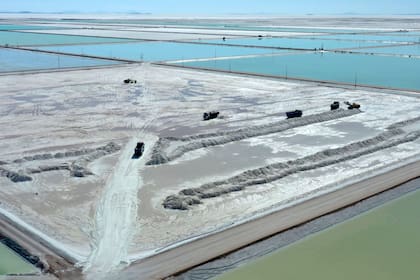 Vista aérea de camiones que cargan salmuera de las piscinas de evaporación de un complejo de extracción de litio